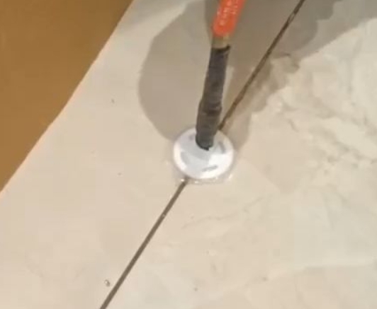 武陵瓷砖空鼓维修公司专业解答瓷砖在铺贴过程中，如果没有涂抹均匀到位的粘结材料（如水泥砂浆或瓷砖胶），可能会导致以下问题